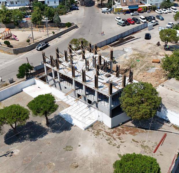 Ayvalık Yeni Mahalle Sosyal Yaşam Merkezi'nde Çalışmalar Sürüyor