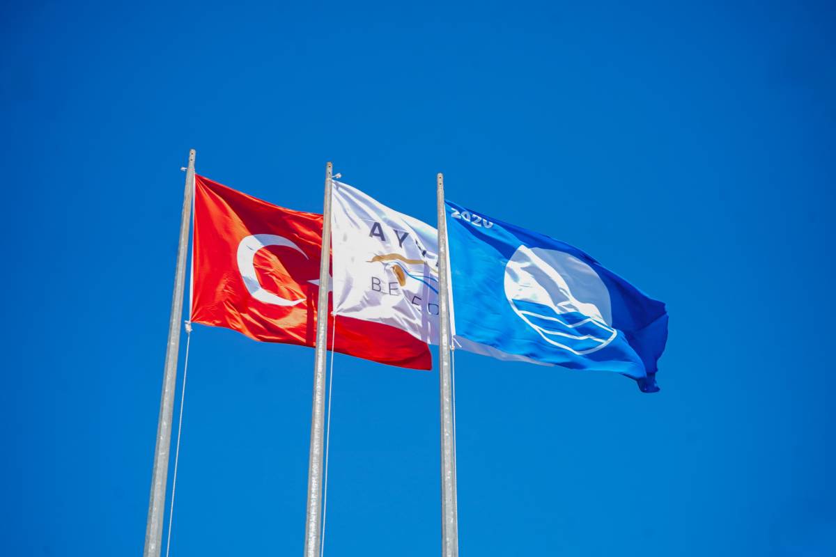 Ayvalık Belediyesi plajlarında Mavi Bayraklar göndere çekildi