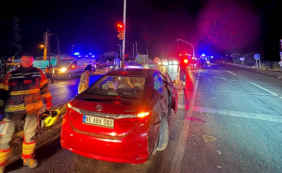Ayvalık'ta kazada otomobilden 5 kişilik aile sağ çıktı