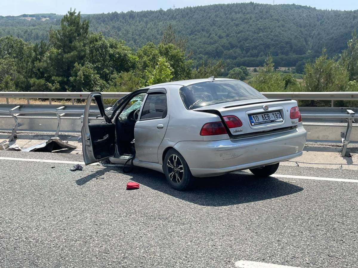 Havran'da otomobil orta refüje çarptı