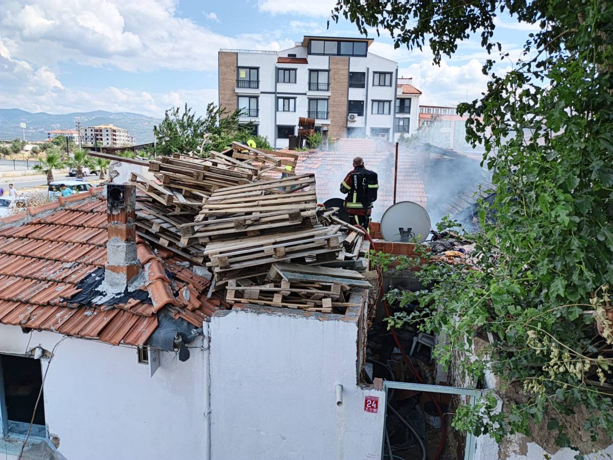Burhaniye'de ev yangını
