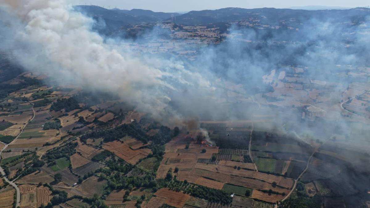 Balıkesir İtfaiyesi, 3 ayrı noktada yangınlara müdahale ediyor