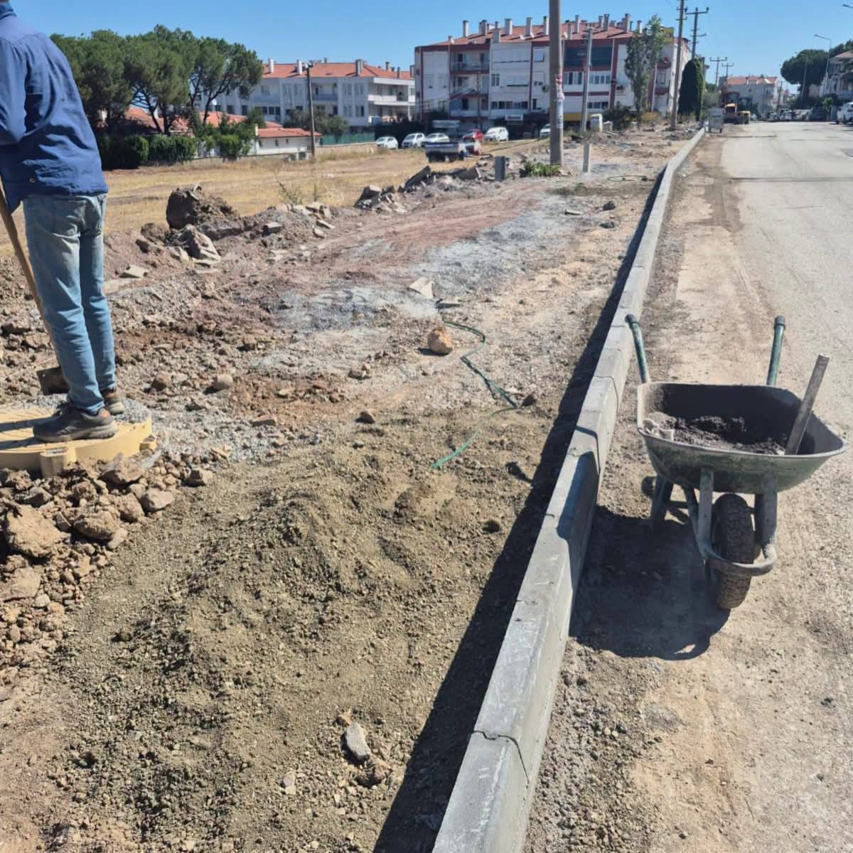 Ayvalık'ta yol bakım ve onarım çalışmaları sürüyor