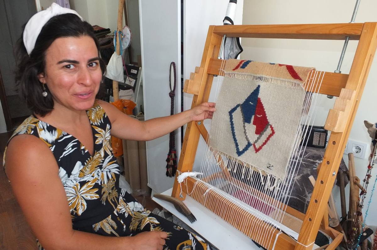 Burhaniye de Zeliha Budak geleneksel Türk Sanatı ile kıyafetler üretiyor