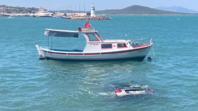 Ayvalık'ta otomobille denize uçtu